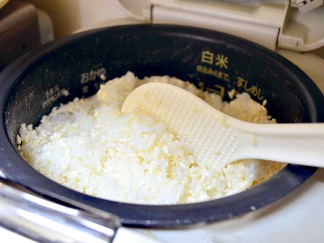 米麹を加え、よく混ぜる