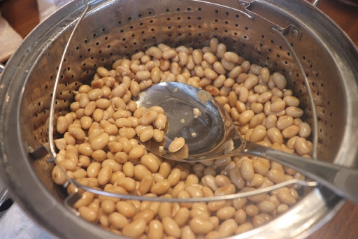 鍋の中の大豆とスプーン